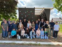 Die sechste Klasse der Grund- und Mittelschule Kirchheim weiht den neuen Kletterturm ein. Neben zahlreichen ehrenamtlichen Helfern haben Schuldirektor David Ott, Initiator Helmut Ziegler-Freisinger sowie Förderkreisvorsitzende Andrea Kreuzer-Karl bei der Betreuung des Projekts mitgewirkt.