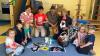 Känguru-Besuch im Westendorfer Kindergarten: (hinten von links) Kita-Leiterin Elfriede Reiser, Michaela Plantamura, Christoph Kunad und Sonja Weger mit Flaschenkind Josy.