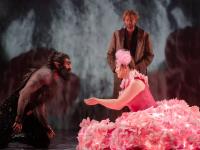 "La Belle et la Bête" am Staatstheater Augsburg: Wenn die Schöne in Rosa (Louise von Garnier) auf das haarige Biest (Georges Khoukaz) trifft.