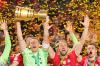 Manuel Neuer reckt den Pokal in die Höhe. Beim Finale fehlte er wegen einer Wadenverletzung auf dem Platz.