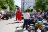 Pfarrer Tobias Seyfried segnete am Pfingstsonntag viele Biker auf dem Kirchplatz.