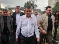 Durchnässt nach Auseinandersetzungen mit der Polizei kommt der CHP-Vorsitzende Özgür Özel mit seinen Anhängern ans Parlament in Ankara.