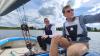 Unter professioneller Anleitung vom Vorsitzenden des Bad Wörishofener Segelclubs Michael Flocken (rechts) steuert BLSV-Kreisvorsitzender Benjamin Adelwarth das Segelbot über den Bad Wörishofener Stausee.