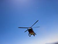 Ein Rettungshubschrauber bringt am Pfingstsonntag einen schwerverletzten Radfahrer nach einem Unfall im Affinger Ortsteil Bergen ins Krankenhaus.