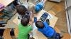 Schulen in Bayern bauen schon heute Elemente in den Unterricht ein, bei denen Kinder gemeinsam etwas erarbeiten.