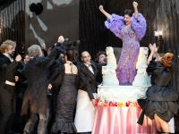 Rossini-Betriebsnudel-Komik: Die Salzburger Inszenierung von Rossinis „Il viaggio a Reims“ mit Cecilia Bartoli als Corinna.