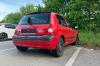 Ein roter Renault ohne Kennzeichen blockiert seit Langem einen Parkplatz am Meringer Bahnhof.