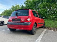 Ein roter Renault ohne Kennzeichen blockiert seit Langem einen Parkplatz am Meringer Bahnhof.
