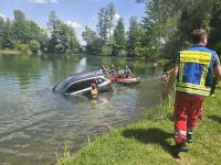 Ein Fahrzeug ist alleinbeteiligt in den See gerollt und musste von der Feuerwehr in Zusammenarbeit mit der Wasserrettung geborgen werden.