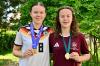Laura (links) und Lina Fühler mit ihren Goldmedaillen.