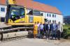 Der Bagger ist da, der Außenabbruch an der Grund- und Mittelschule Bäumenheim kann starten. Auf dem Bild zu sehen (v.l.n.r): Sarah Kulartz, Florian Trinkl, Kurt Niebler, Dietmar Goll, Florian Mittler, Stephan Kreuzer und Peter Naumann.