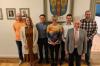 Der neue Glötter Gemeinderat: (von links) Sebastian Schuster, Laura Bacherle, Martin Heinle, Melanie Mayer, Roland Wagner (Zweiter Bürgermeister) und Johannes Eser; vorne rechts Bürgermeister Friedrich Käßmeyer.