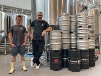 Bryan France (links) und Alex Böheim betreiben die Brauerei Yankee & Kraut in Ingolstadt.