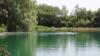 Klares Wasser, natürliches Ambiente: Am Badesee Ellgau ist man unter sich und kann ganz ungestört baden.
