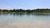 Der Baggersee Langweid ist einfach zu erreichen, kinderfreundlich und besticht durch sein klares türkises Wasser.