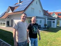 Christoph Mayer (links) und Matthias Baur sind seit etwa 15 Jahren Nachbarn, ohne Zaun.