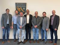 Die Spitze der VG Dasing: Daniel Schulz, 1. Bürgermeister Obergriesbach, Stephan Kreppold, Geschäftsstellenleiter VG Dasing, Lorenz Braun, ausgeschiedener VG-Vorsitzender, Andreas Wiesner, 1. Bürgermeister Dasing und neuer Gemeinschaftsvorsitzender, Heinz Geiling, 1. Bürgermeister Sielenbach und 2. Stellvertreter des Gemeinschaftsvorsitzenden, Paul Reithmeier, 1. Bürgermeister Eurasburg und 1. Stellvertreter des Gemeinschaftsvorsitzenden, Johannes Treffler, Bürgermeister Adelzhausen (von links).