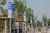 Sieht man hier vor lauter blauen Schildern die Bäume nicht mehr? So sieht es an Parkbuchten in Königsbrunns Neuer Mitte aus.