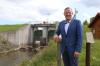 Seit seinem Amtsantritt im Mai widmet sich Bürgermeister Albert Bögle intensiv dem Thema Hochwasser- und Krisenschutz. Der Hochwasserdamm hat vor zwei Jahren eine Überflutung in Dirlewang nicht verhindern können. Es wird geprüft, welche Maßnahmen für die Zukunft getroffen werden können, damit eine solche Katastrophe sich nicht mehr wiederholt.