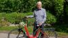 Prof. Dr. Ernst Röckl ist der Stille Held des Monats Juni. Das Foto zeigt ihn mit seinem Fahrrad am Augustinum in Dießen. Er setzt sich für Carsharing und mehr Radverkehr ein.