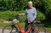 Prof. Dr. Ernst Röckl ist der Stille Held des Monats Juni. Das Foto zeigt ihn mit seinem Fahrrad am Augustinum in Dießen. Er setzt sich für Carsharing und mehr Radverkehr ein.