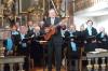 Chorleiter Xaver Käser moderiert und dirigiert beim Konzert in der Steinheimer Pfarrkirche "Maria Reinigung".