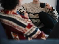 Wie finden wir wieder zueinander? Politikwissenschaftler Pierrot Raschdorff schreibt in seinem neuen Buch „Die Neue Höflichkeit“, warum Haltung im Umgang miteinander so wichtig ist. Und warum feste Gespräche im Alltag uns wieder näher zu uns selbst führen.