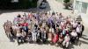 Die Jubilare des Burgauer Pfingsttreffens des Jahres 2026 versammelten sich nach den Festgottesdiensten in der katholischen und der evangelischen Kirche auf dem Kirchplatz zum Gruppenfoto.