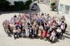 Die Jubilare des Burgauer Pfingsttreffens des Jahres 2026 versammelten sich nach den Festgottesdiensten in der katholischen und der evangelischen Kirche auf dem Kirchplatz zum Gruppenfoto.