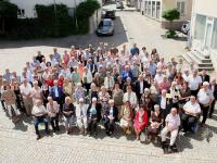 Die Jubilare des Burgauer Pfingsttreffens des Jahres 2026 versammelten sich nach den Festgottesdiensten in der katholischen und der evangelischen Kirche auf dem Kirchplatz zum Gruppenfoto.