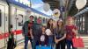 Mit Luftballons, Flaggen und Willkommens-Plakaten nimmt die Gastfamilie Hoffmann aus Biberachzell am Bahnhof ihre amerikanische Gastschülerin Delenn in Empfang.