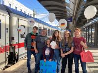 Mit Luftballons, Flaggen und Willkommens-Plakaten nimmt die Gastfamilie Hoffmann aus Biberachzell am Bahnhof ihre amerikanische Gastschülerin Delenn in Empfang.