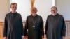 Erzabt Wolfgang Öxler (Mitte) gratulierte Pater Vianney Meister (links) zur neuen Aufgabe als Prior, die dieser von Pater Ludger Schäffer übernommen hat.