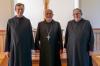 Erzabt Wolfgang Öxler (Mitte) gratulierte Pater Vianney Meister (links) zur neuen Aufgabe als Prior, die dieser von Pater Ludger Schäffer übernommen hat.