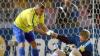 Der brasilianische Stürmer Ronaldo hilft nach verpasster Torchance im Finale der Fußball-WM 2002 dem deutschen Torhüter Oliver Kahn auf die Beine. Auf Instagram präsentierte sich nun Jamie Leweling im Frisuren-Stil von Ronaldo.