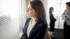 Bei Regelschmerzen fällt es vielen Frauen schwerer als sonst, im Job leistungsfähig und konzentriert zu bleiben.