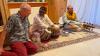 Wolfgang Schlagenhaufs Herz schlägt für Indien. Durch die Musik hat er viele Freundschaften geknüpft. Das Foto zeigt ihn (links) beim Hauskonzert in Merching mit seinem Subrata Manna (Mitte) und Musiker Prosenjit Senhupta.