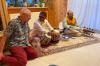 Wolfgang Schlagenhaufs Herz schlägt für Indien. Durch die Musik hat er viele Freundschaften geknüpft. Das Foto zeigt ihn (links) beim Hauskonzert in Merching mit seinem Subrata Manna (Mitte) und Musiker Prosenjit Senhupta.
