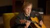 Selbst allein mit einer akustischen Gitarre kann Paul McCartney immer noch einen Saal in Sekundenschnelle zum Verstummen bringen.