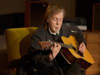 Selbst allein mit einer akustischen Gitarre kann Paul McCartney immer noch einen Saal in Sekundenschnelle zum Verstummen bringen.