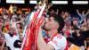 Nach dem Gewinn der Premier League: Kai Havertz küsst den Pokal. (Archivbild)
