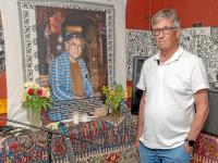 Lothar Roser neben dem Foto seines verstorbenen Freundes Fikret Yakaboylu.