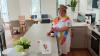 MGH-Leiterin Barbara Knoll freut sich über einen "Offenen Treff" am neuen Standort, in dem Gäste mit Kaffee, Tee und alkoholfreien Getränken verwöhnt werden.