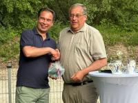 Der Trägerverein Überlauf feiert sein 20-jähriges Bestehen. Bürgermeister Johann Habermeyer (rechts) gratulierte dem Vorsitzenden Matthias Enghuber.