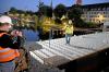Projektleiter Timo Roth ist sichtlich erleichert und hält den Moment fest: Die „Hochzeit“ der neuen Gänstorbrücke ist am frühen Donnerstagmorgen erfolgt.