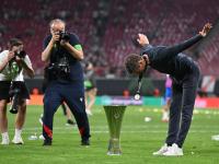Oliver Glasner verneigt sich vor den Fans von Crystal Palace.