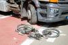 Der Radfahrer wurde vom Müllfahrzeug erfasst.