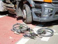 Der Radfahrer wurde vom Müllfahrzeug erfasst.