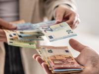 Viele Fälle möglicher Schwarzarbeit bei Bürgergeld-Bezug werden laut Behörden erst durch Datenabgleiche bei Geldflüssen entdeckt.