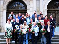 Bürgermeisterin Katja Müller (links vorne) mit den für ihr Ehrenamt Geehrten 2026 der Stadt Lauingen (vordere Reihen, von links): Daniel Böhm (in Vertretung von Stephan Böhm), Margrid Esselbach, Sonja Thomas, Ingrid Philipp, Josef Schnitzler, Harald Böck und Otto Wagner. Es fehlen Arnold Reiter und Bernhard Ehrhart. Mit anwesend waren die Stadträtinnen und Stadträte Lauingens sowie Vorstände und Vereinsmitglieder